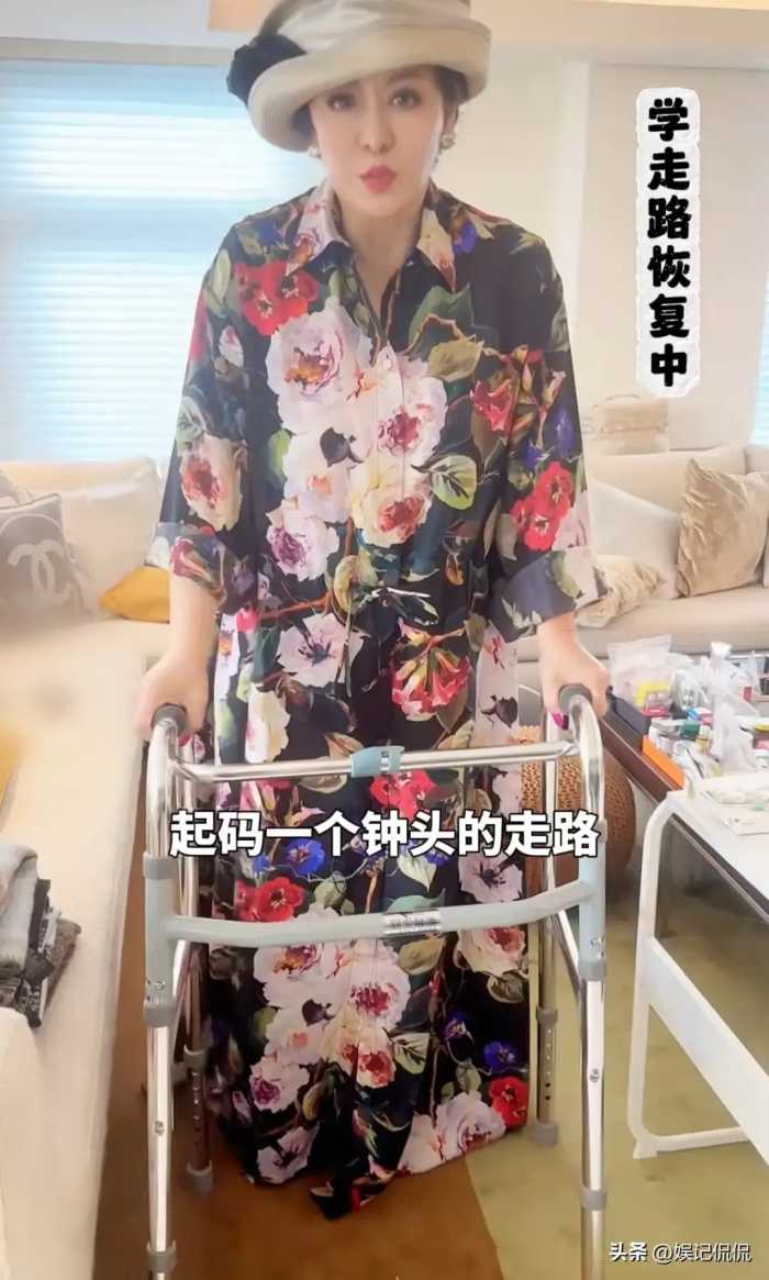 热搜爆了！67岁向太紧急送医，洗澡滑倒腿断裂，穿长裙康复成焦点